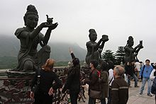 Statuen am Po Lin Buddha